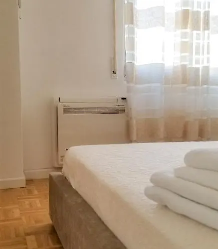 Apartment Center Cute And Comfy - Ajia