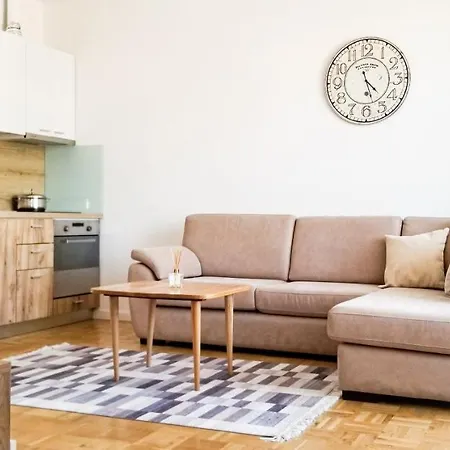 Apartment Center Cute And Comfy - Ajia